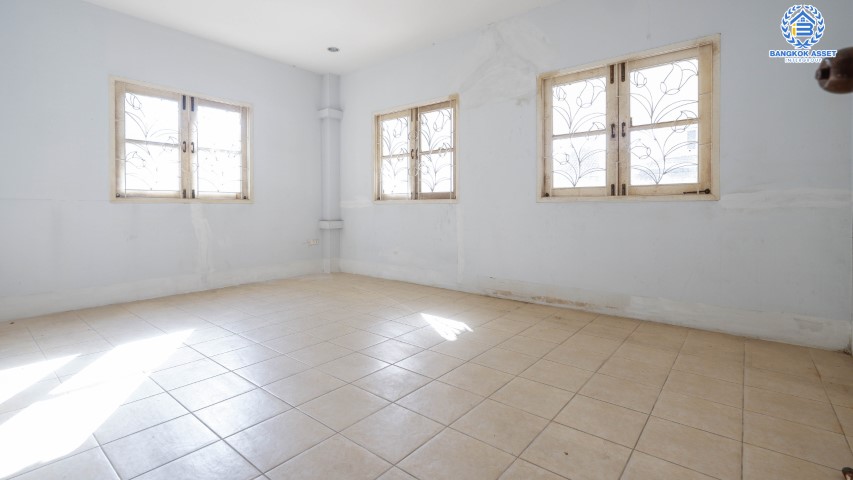 *****บ้านเดี่ยวมือสอง ม.กฤษดานคร39 ปิ่นเกล้า หลังมุม ติดถนนบรมราชชนนี รองรับความสุขบนเนื้อที่ดิน 153.9 ตร.ว. ฟังก์ชัน 5 ห้องนอน 4 ห้องน้ำ 2 ที่จอดรถ พร้อมพื้นที่ใช้สอยกว่า 240 ตร.ม. ใช้ชีวิตใจกลางสิ่งอำนวยความสะดวก เพียง 10 นาทีถึงเซ็นทรัลปิ่นเกล้า